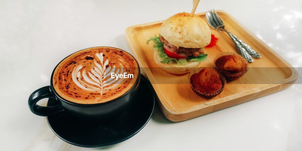 HIGH ANGLE VIEW OF COFFEE IN PLATE