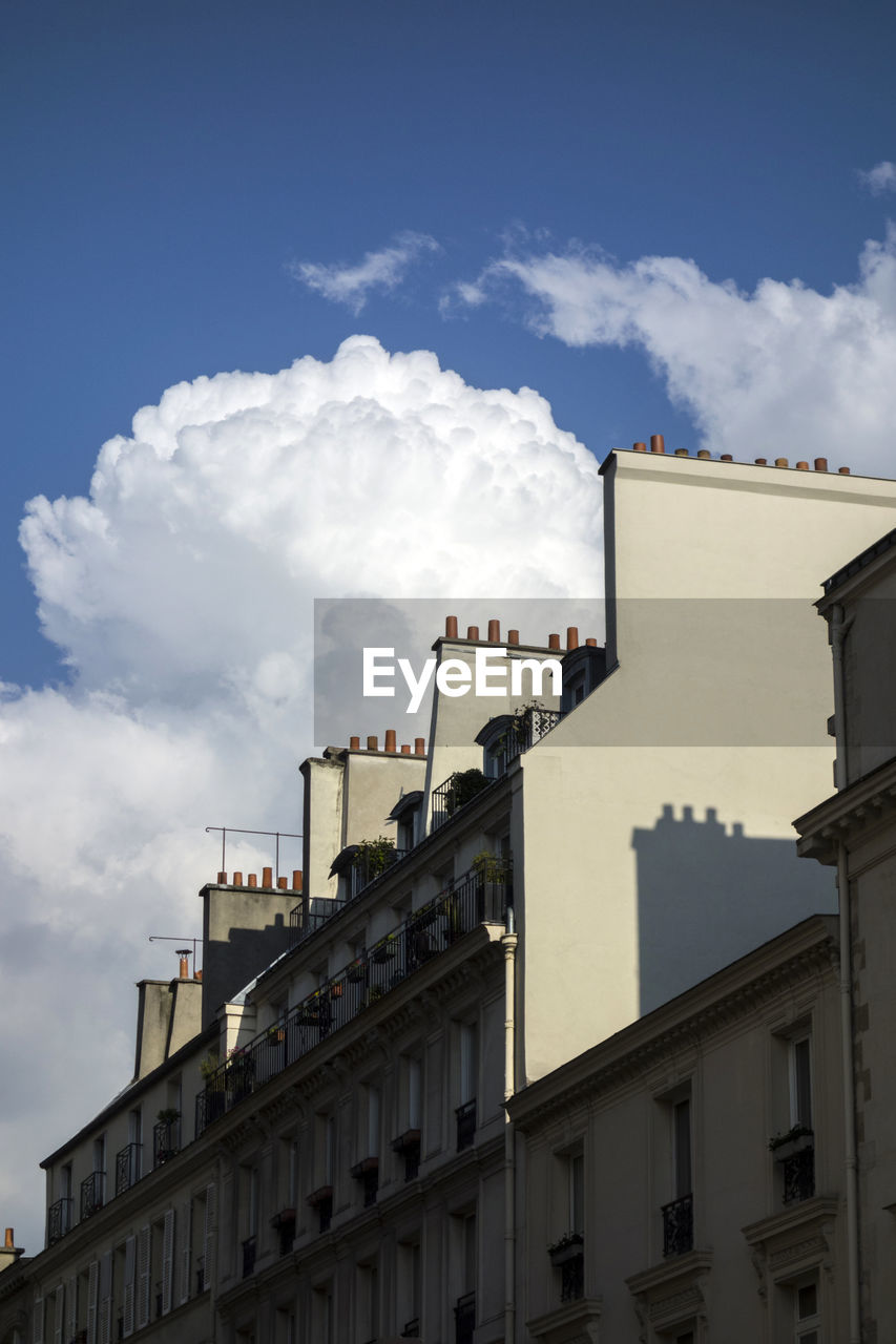 LOW ANGLE VIEW OF BUILDINGS AGAINST SKY