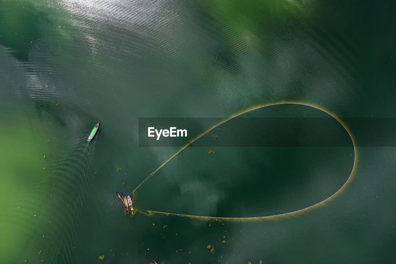 HIGH ANGLE VIEW OF CRAB ON LAKE