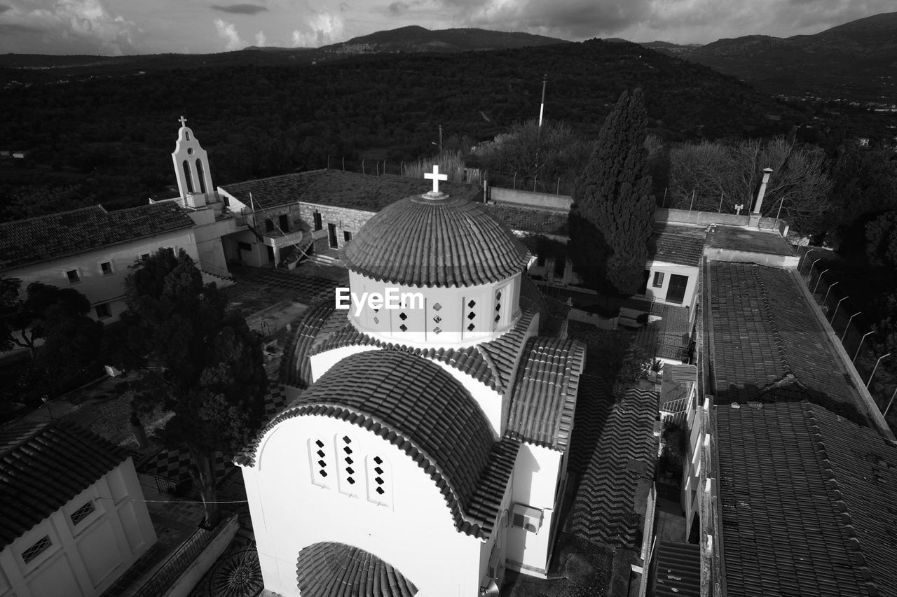 AERIAL VIEW OF BUILDINGS IN A TOWN