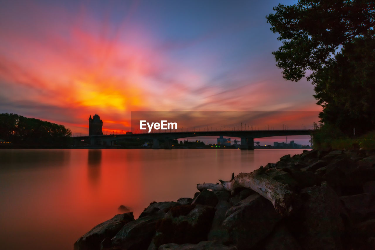 SCENIC VIEW OF SEA AGAINST SKY AT SUNSET