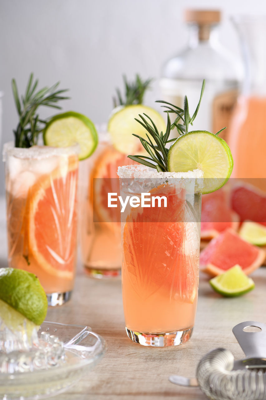 Cocktail fresh lime and rosemary combined with fresh grapefruit juice and tequila