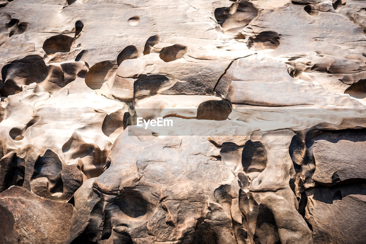 FULL FRAME SHOT OF ROCKS ON GROUND