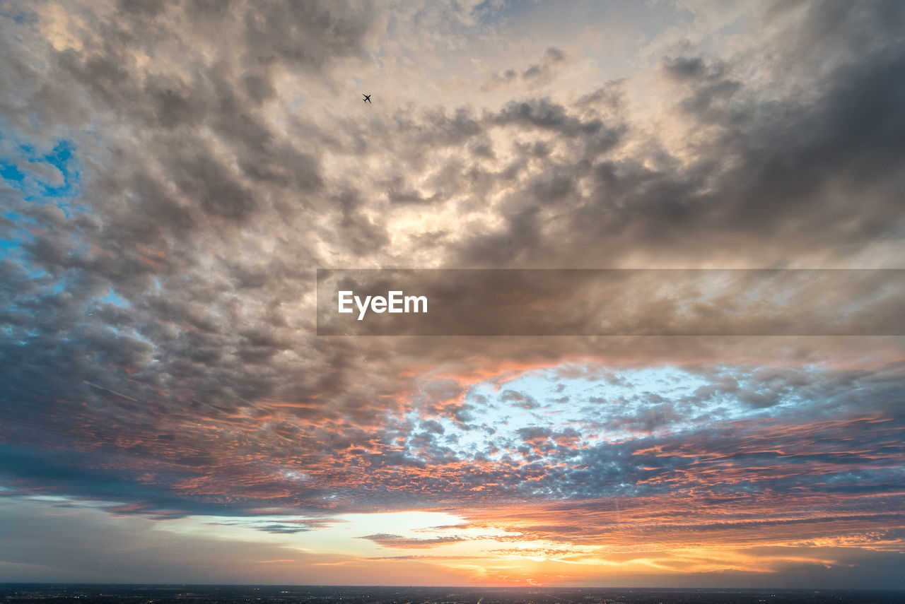 LOW ANGLE VIEW OF CLOUDS IN SKY DURING SUNSET