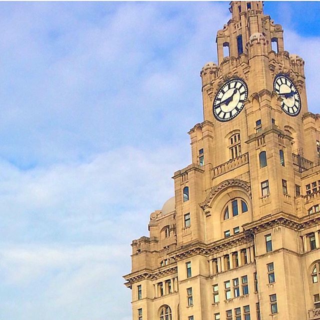 LOW ANGLE VIEW OF CLOCK TOWER AGAINST THE SKY