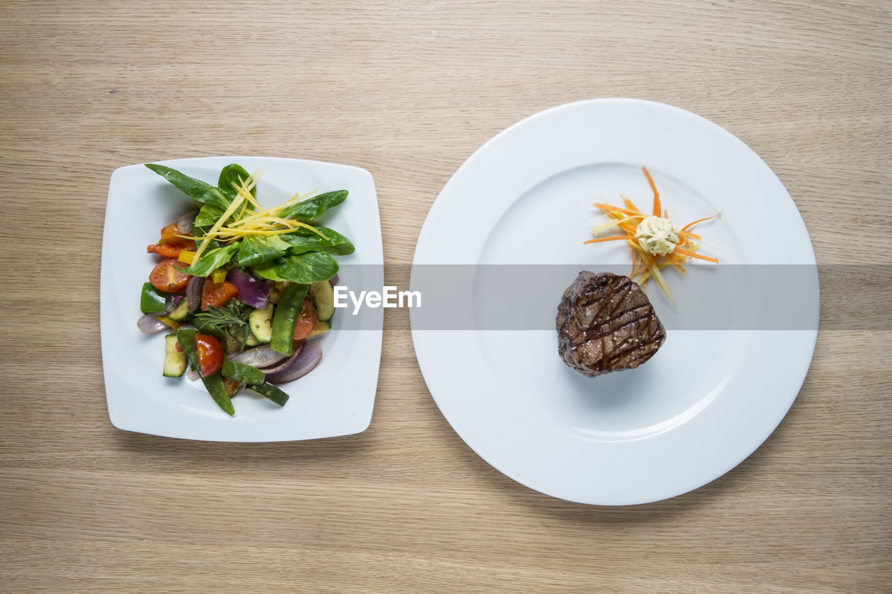 HIGH ANGLE VIEW OF SALAD IN PLATE ON TABLE