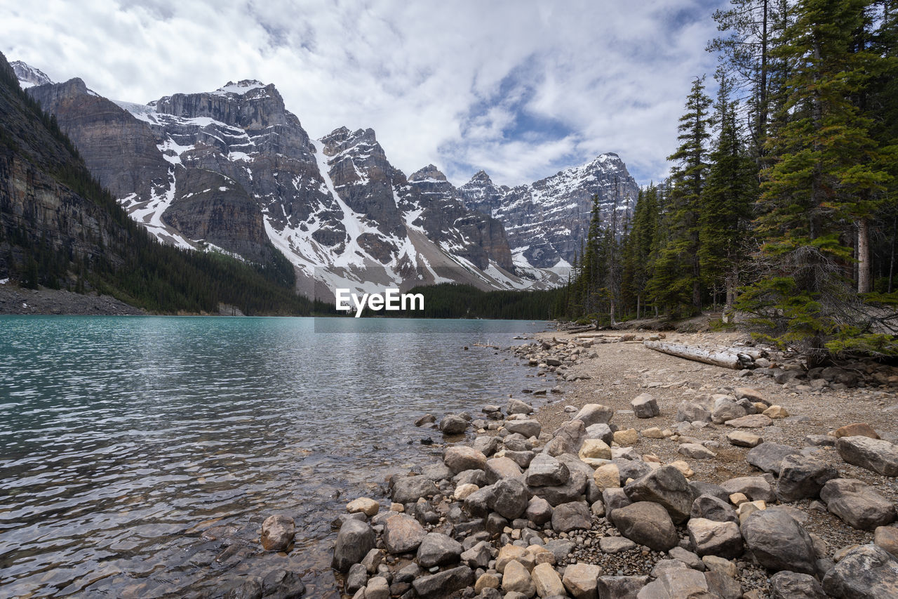 Beautiful alpine lake with turquoise waters surrounded by magnificent peaks, moraine lake, banff np