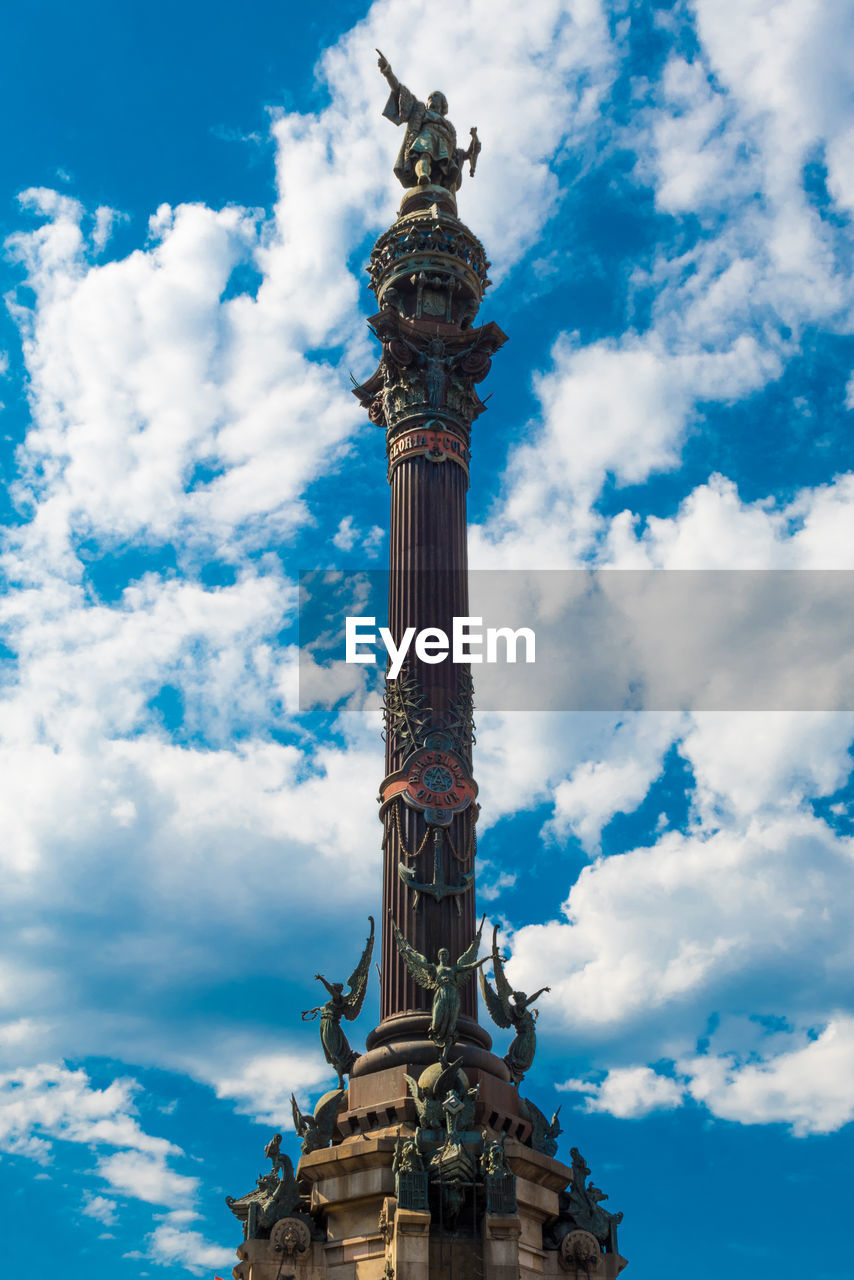 LOW ANGLE VIEW OF STATUE OF LIBERTY AGAINST SKY