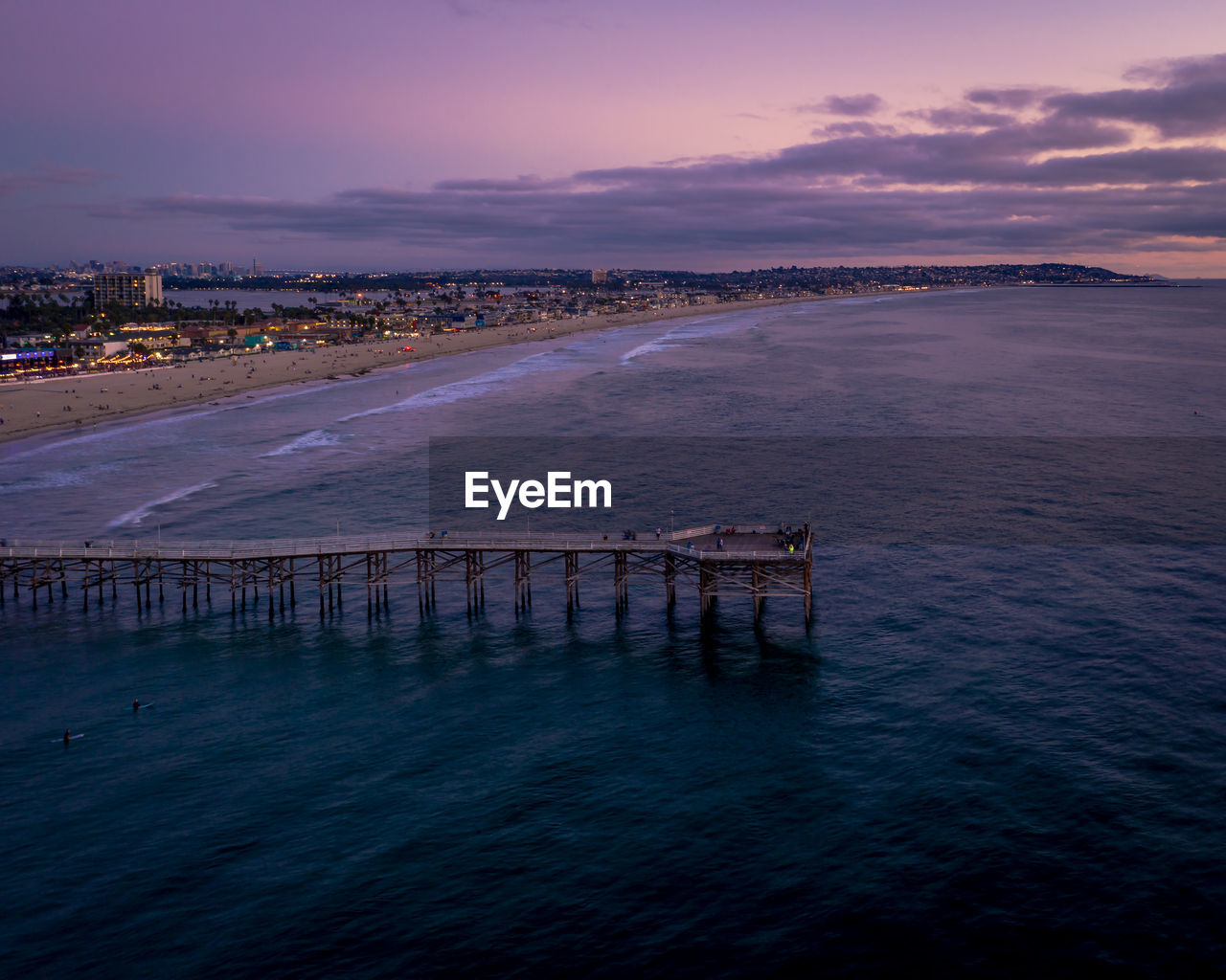 Aerial of crystal pier in pacific beach, san diego with beautiful turquoise water and purple sky