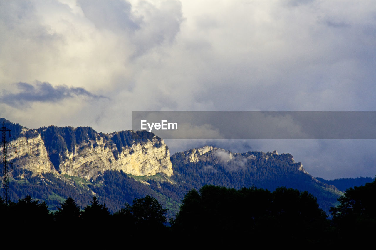 LOW ANGLE VIEW OF MOUNTAIN RANGE AGAINST SKY