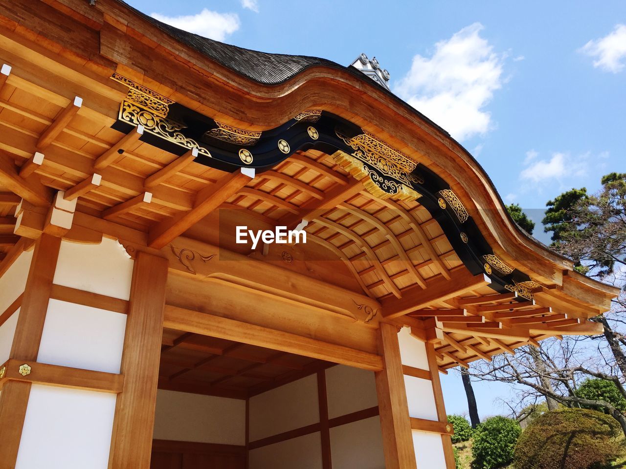 LOW ANGLE VIEW OF BUILT STRUCTURES AGAINST SKY