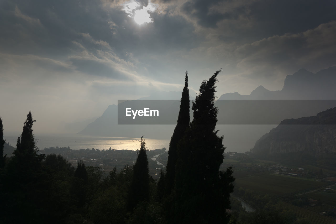 PANORAMIC VIEW OF LANDSCAPE AND MOUNTAINS AGAINST SKY