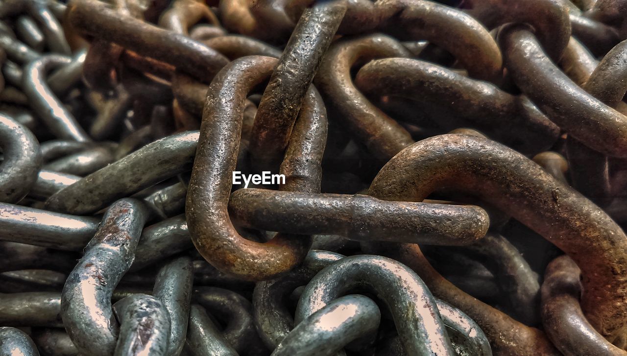 Full frame shot of rusty chain