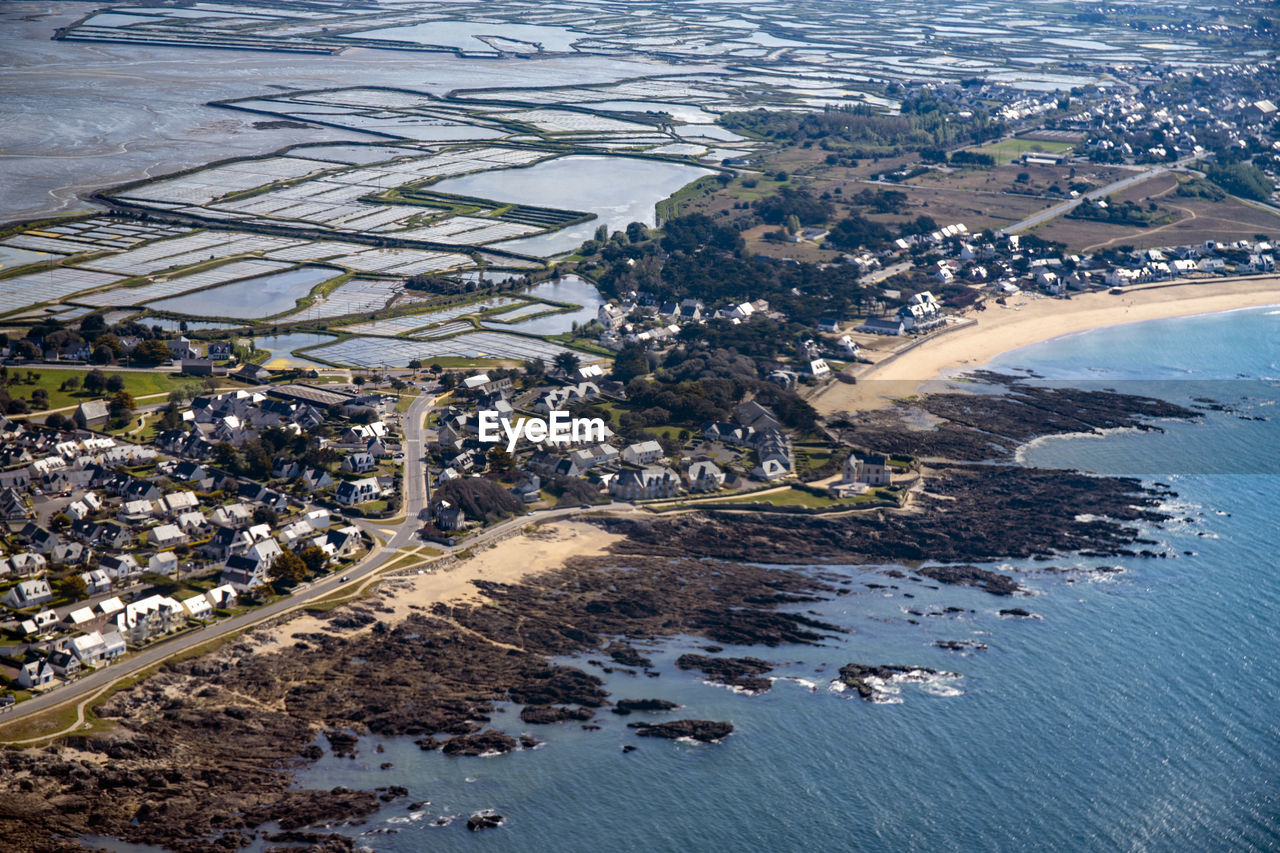 AERIAL VIEW OF BUILDINGS BY SEA
