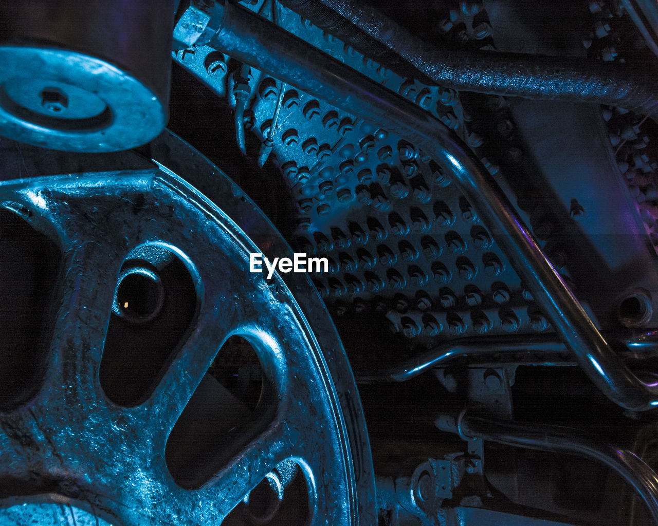 CLOSE UP OF MACHINE PART