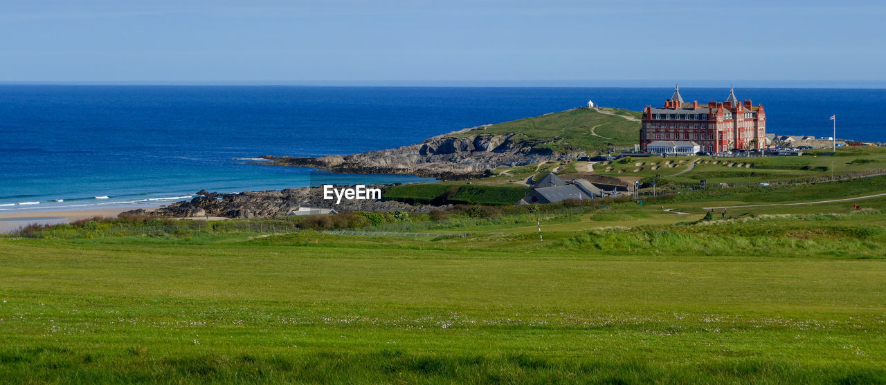 SCENIC VIEW OF SEA AGAINST BUILDINGS