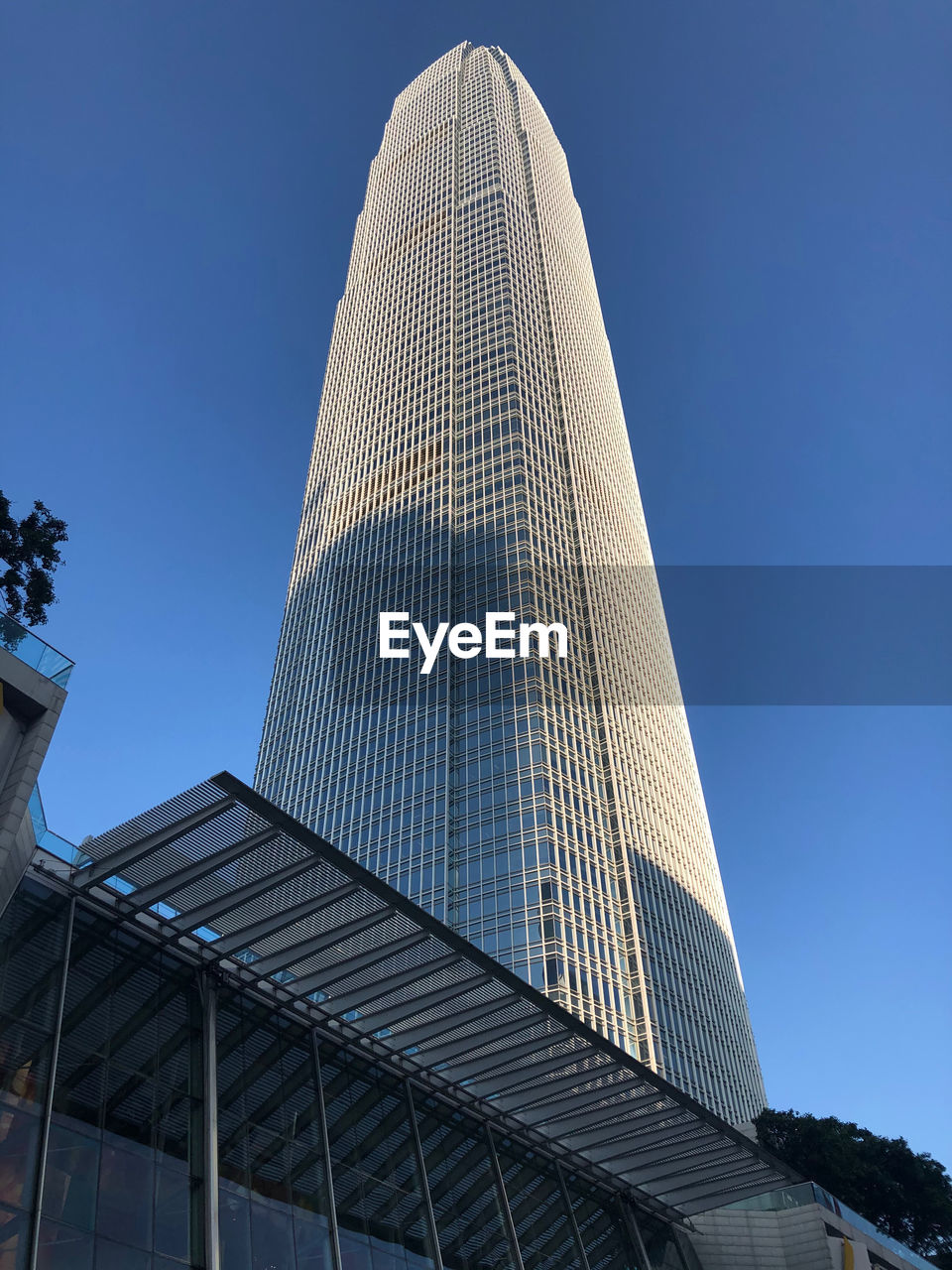 LOW ANGLE VIEW OF BUILDING AGAINST CLEAR BLUE SKY