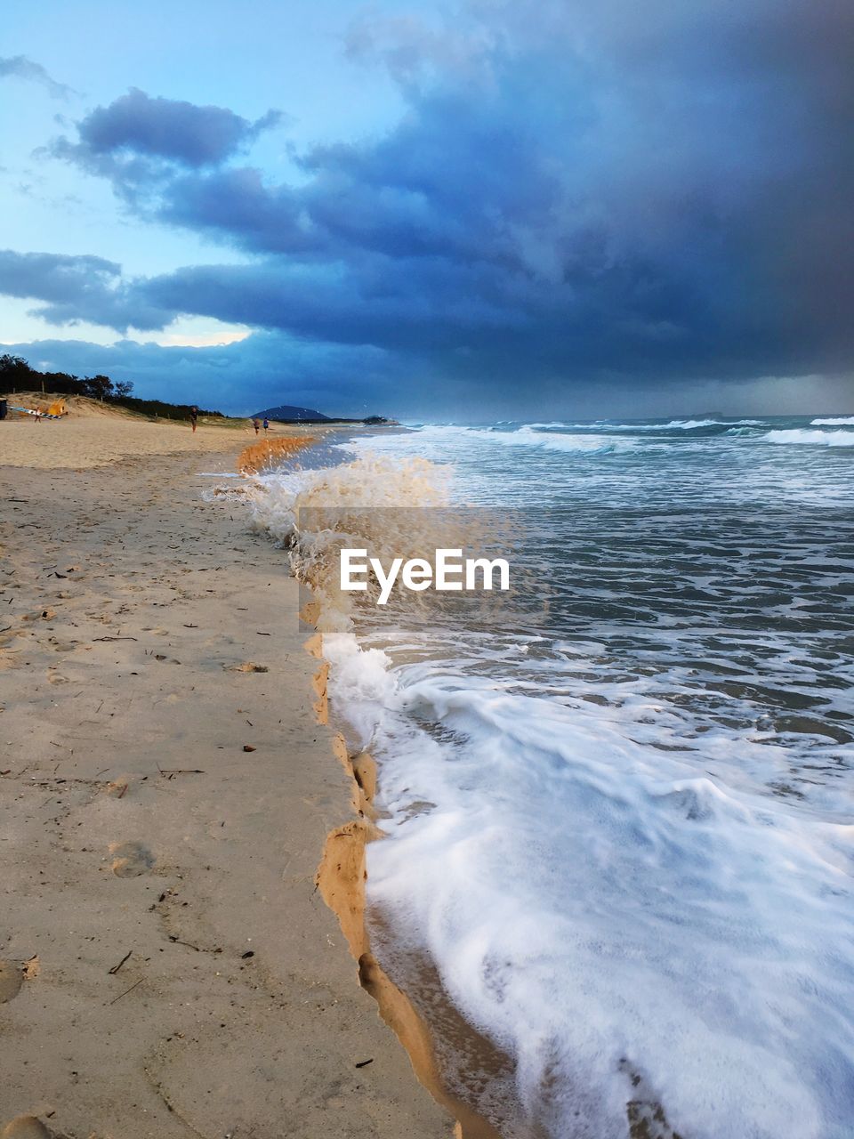 SCENIC VIEW OF SEA WAVES AGAINST SKY