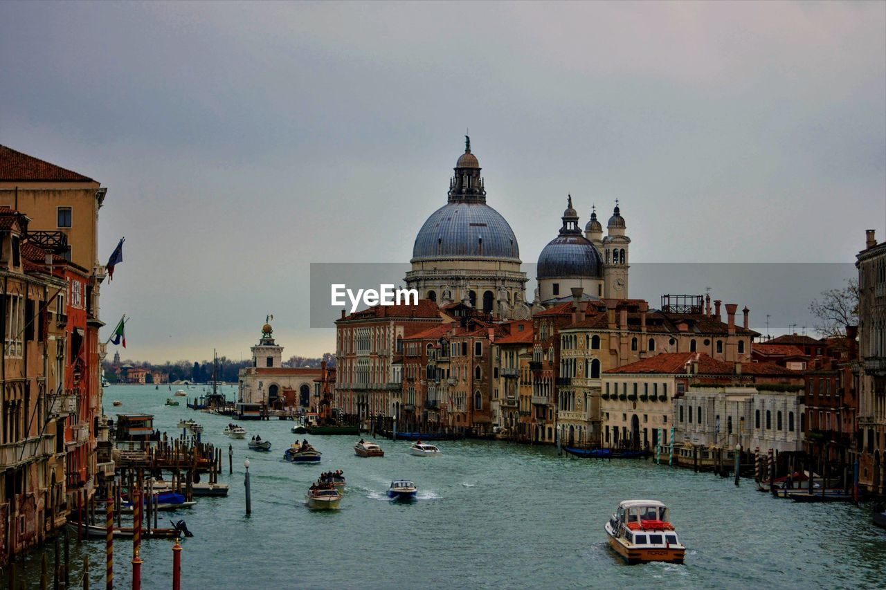 BOATS IN CANAL BY BUILDINGS IN CITY