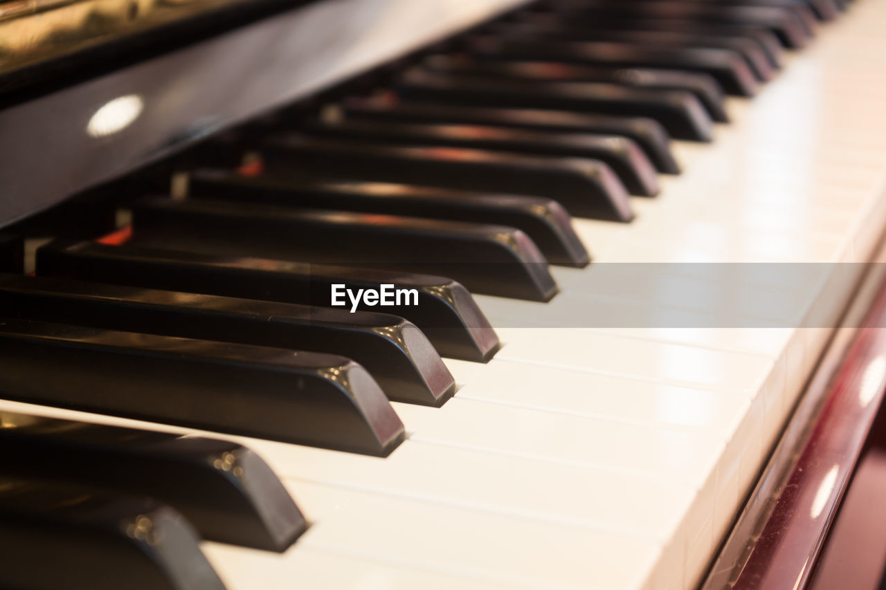 CLOSE-UP OF PIANO KEYS IN ROOM