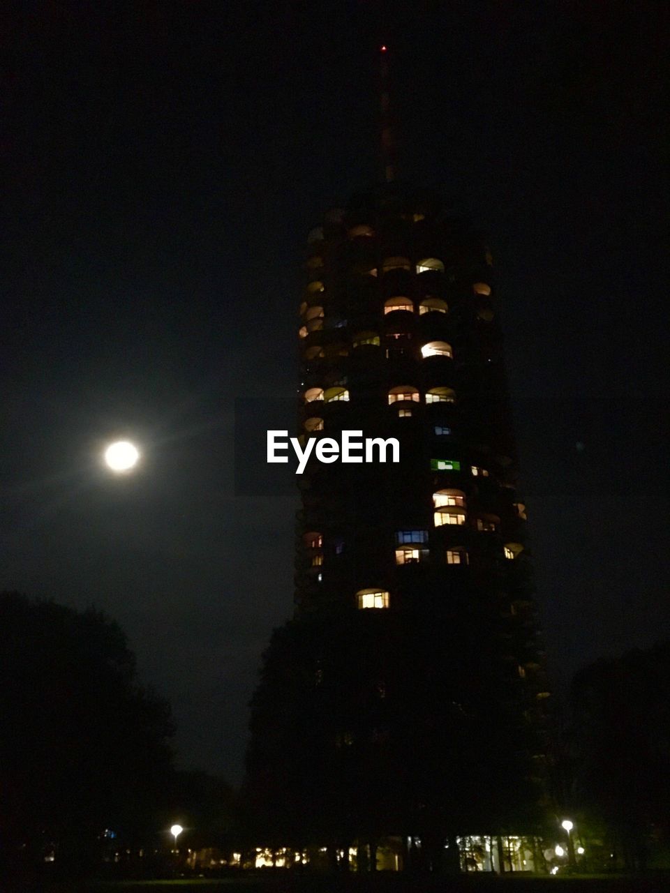 LOW ANGLE VIEW OF ILLUMINATED BUILDINGS AGAINST SKY