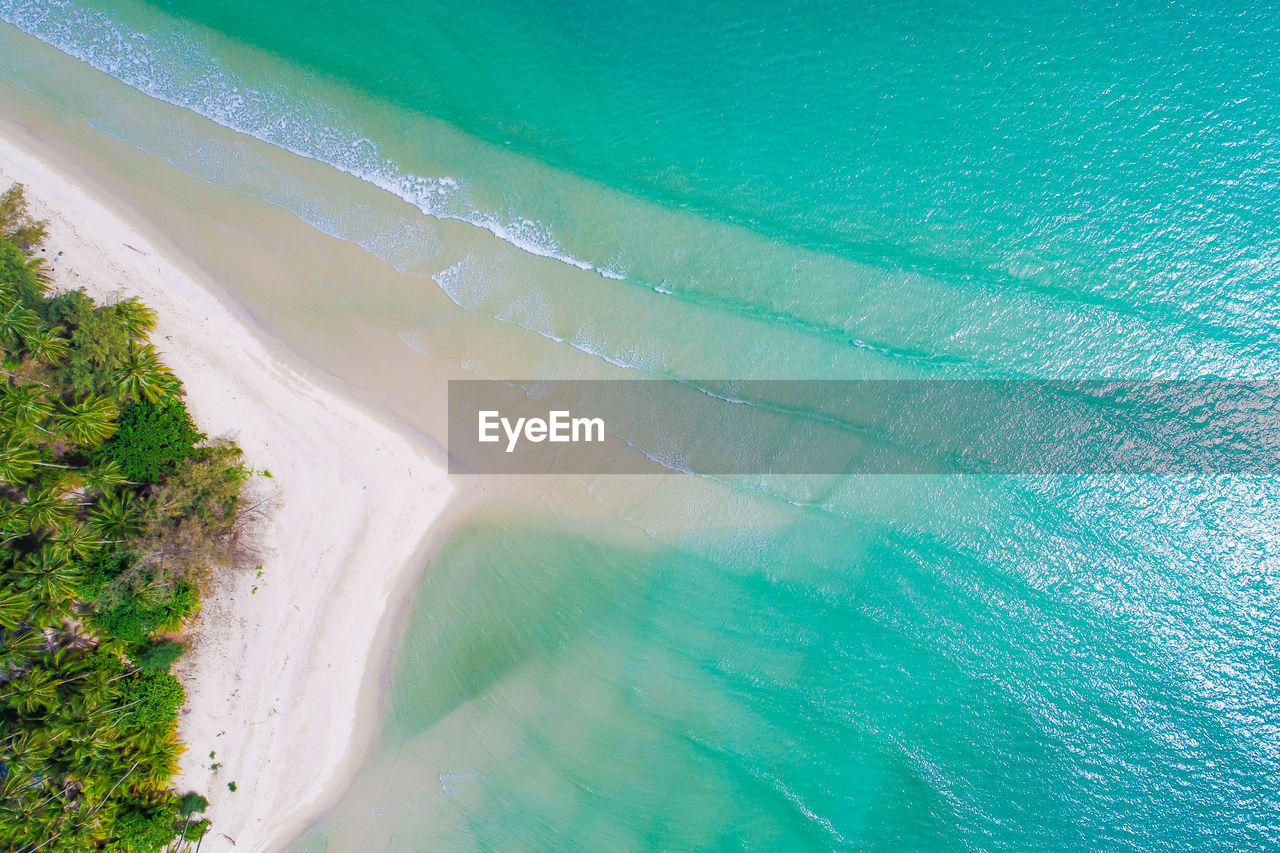 HIGH ANGLE VIEW OF SEA WAVES