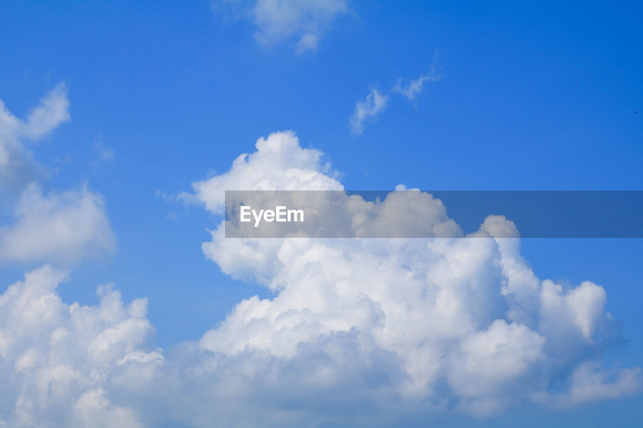 LOW ANGLE VIEW OF CLOUDSCAPE AGAINST BLUE SKY