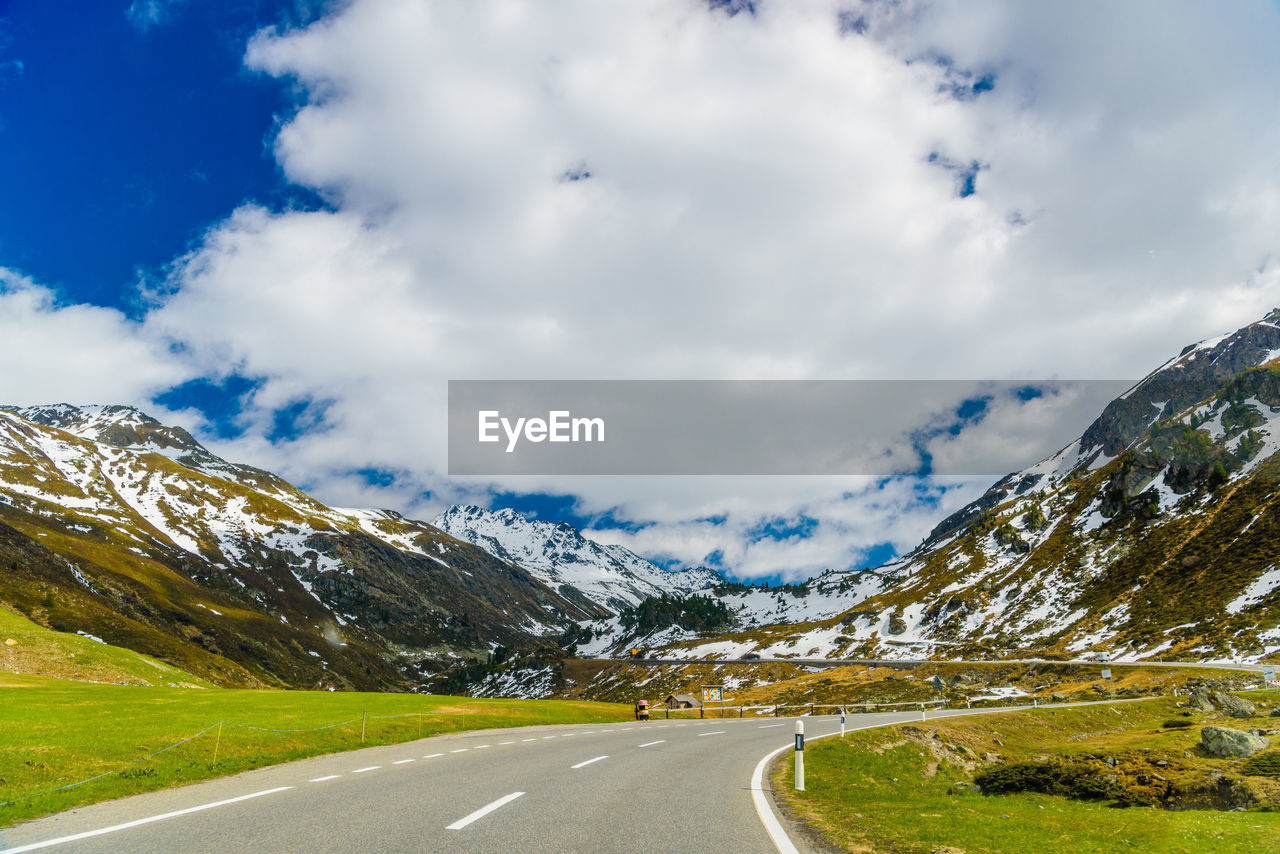 EMPTY ROAD ALONG COUNTRYSIDE LANDSCAPE