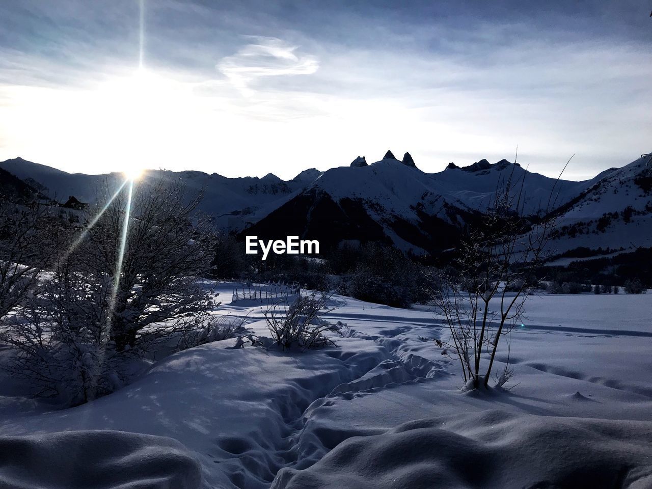 SCENIC VIEW OF SNOWCAPPED MOUNTAIN AGAINST SKY