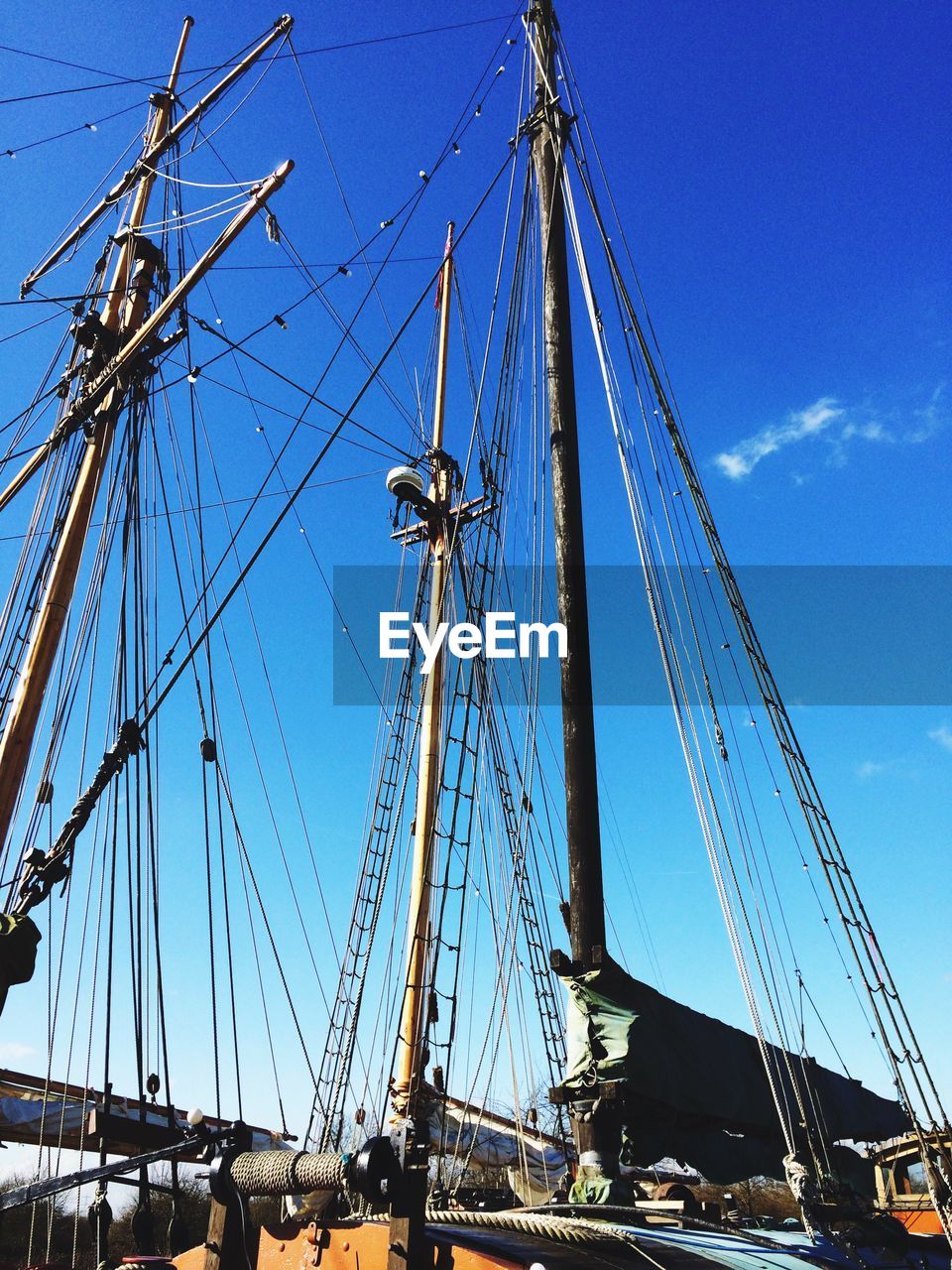 LOW ANGLE VIEW OF SAILBOAT AGAINST SKY