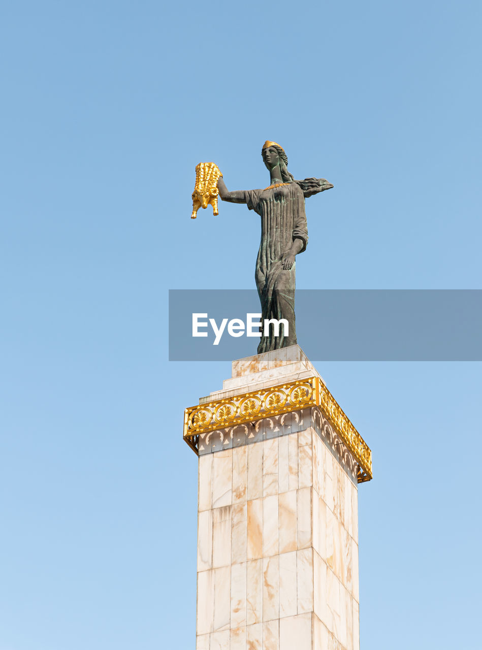 LOW ANGLE VIEW OF STATUE AGAINST SKY