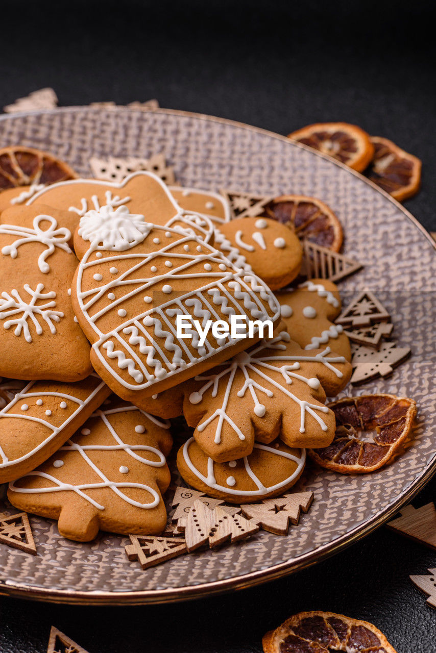 food, food and drink, sweet food, baked, dessert, snack, holiday, no people, celebration, sweet, tradition, studio shot, christmas, indoors, cookie, freshness, icing, chocolate, cookies and crackers, event
