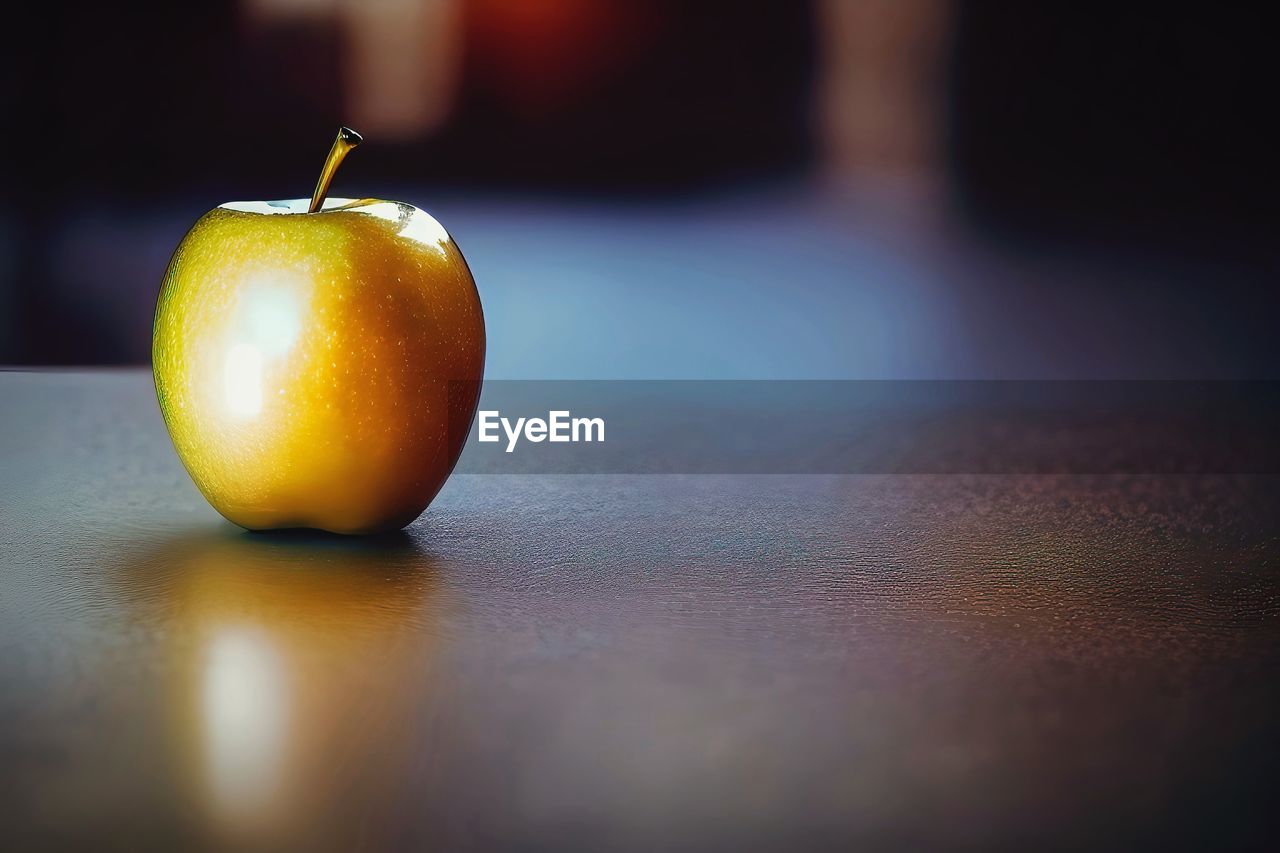 yellow, healthy eating, still life photography, fruit, macro photography, food, close-up, food and drink, wellbeing, produce, indoors, freshness, lighting, table, light, apple, apple - fruit, plant, no people, drink, green, single object, still life, granny smith, selective focus