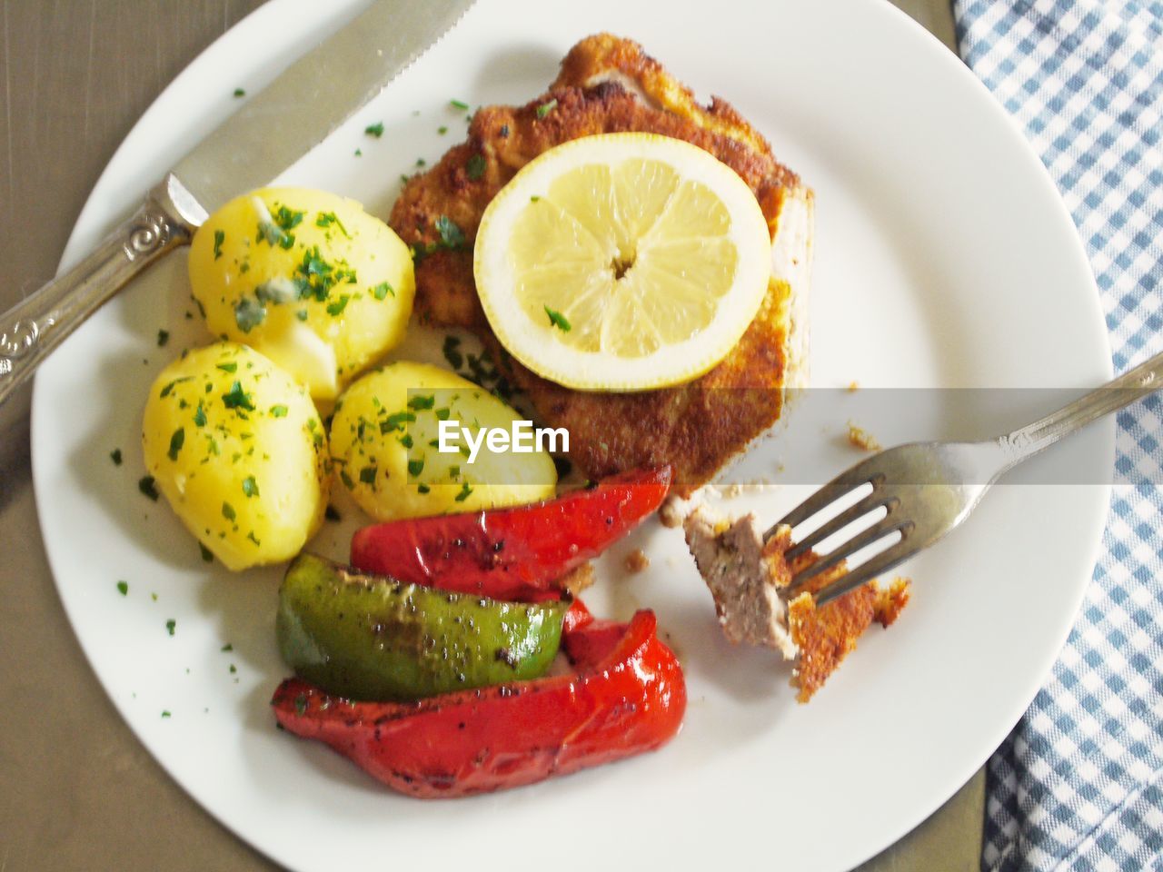 HIGH ANGLE VIEW OF FOOD ON TABLE