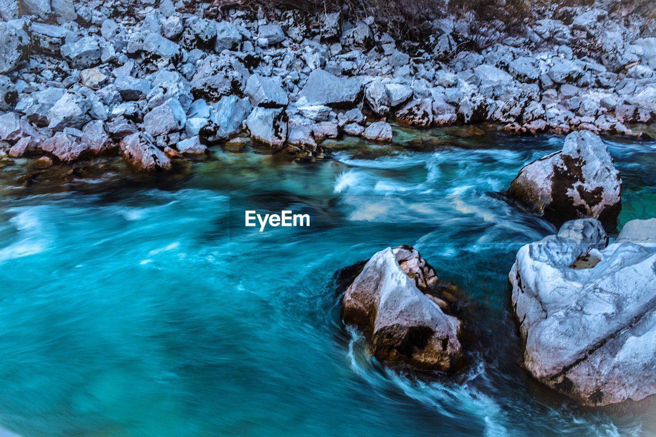 Water flowing by rocks in sea