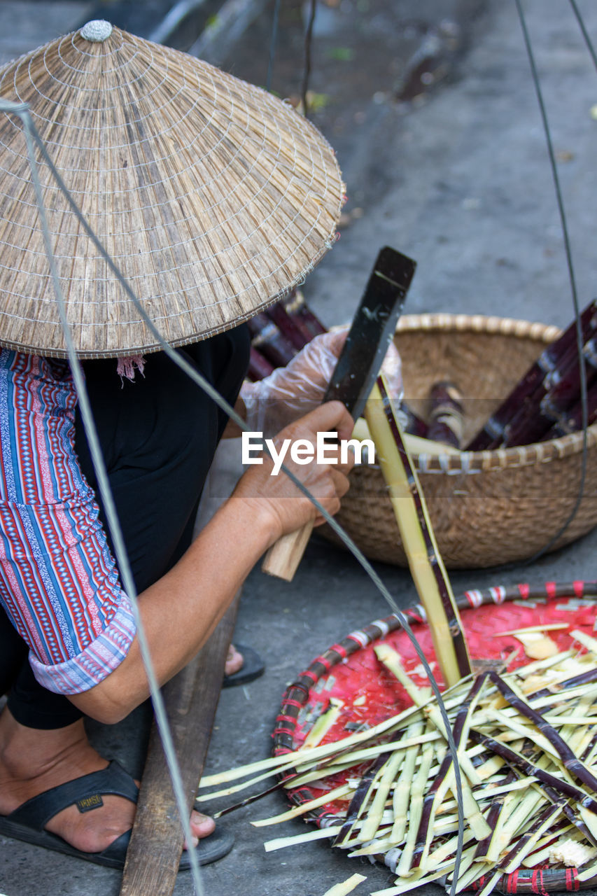 HIGH ANGLE VIEW OF PEOPLE HOLDING WICKER BASKET OUTDOORS