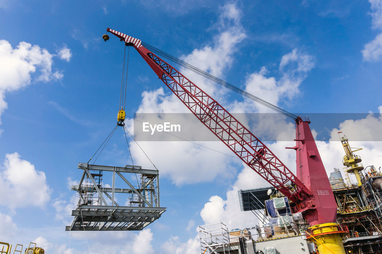 LOW ANGLE VIEW OF CRANE AGAINST SKY