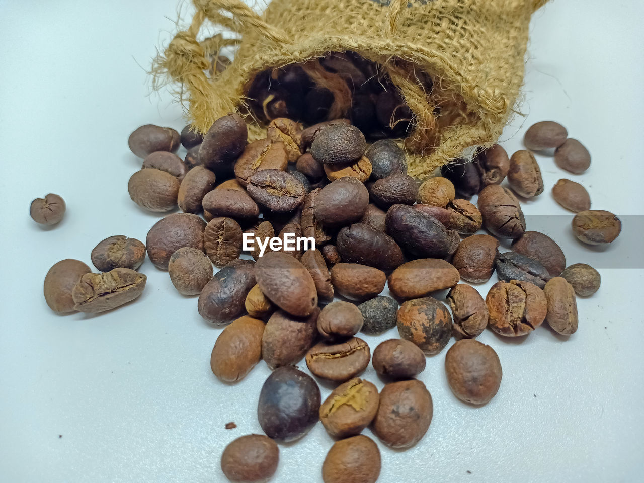 HIGH ANGLE VIEW OF COFFEE BEANS IN GLASS