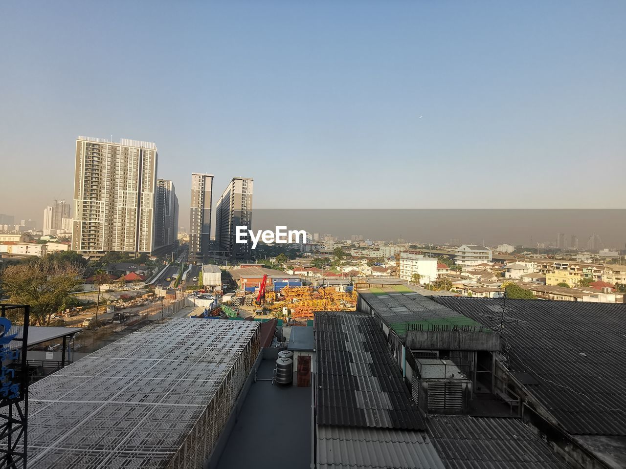 HIGH ANGLE VIEW OF BUILDINGS AGAINST SKY