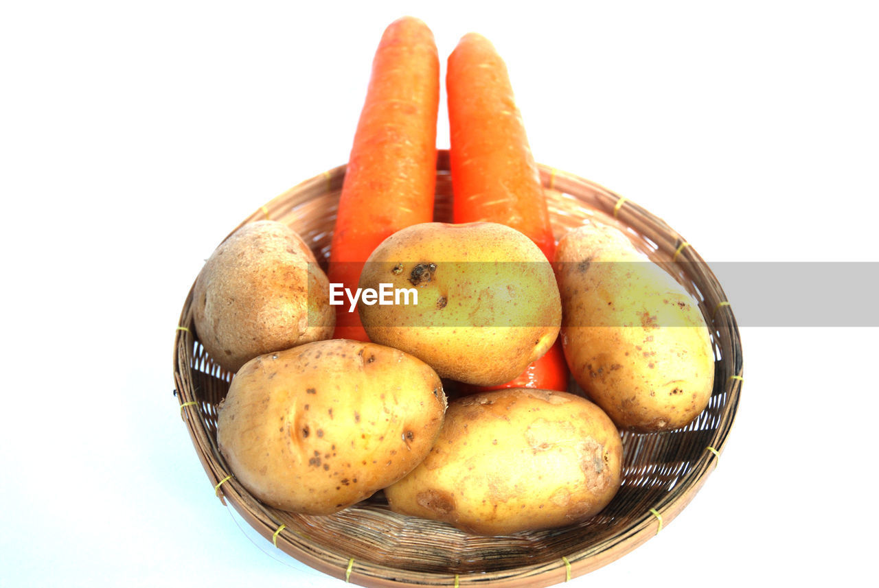 HIGH ANGLE VIEW OF FRUITS IN PLATE