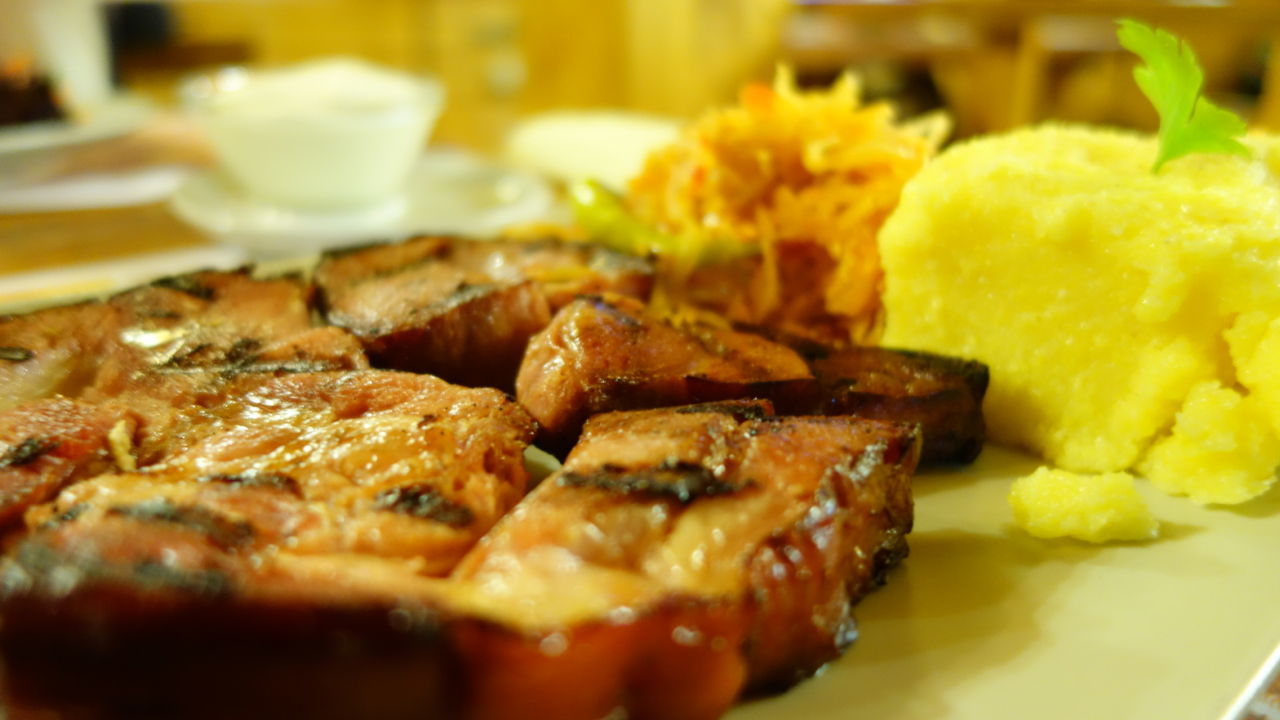 CLOSE-UP OF MEAT AND SALAD IN PLATE