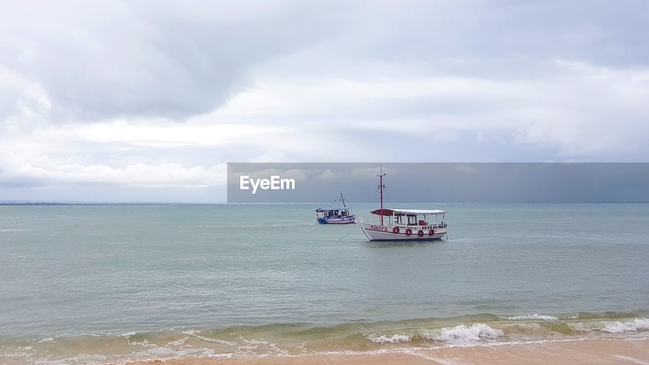 SHIP IN SEA AGAINST SKY