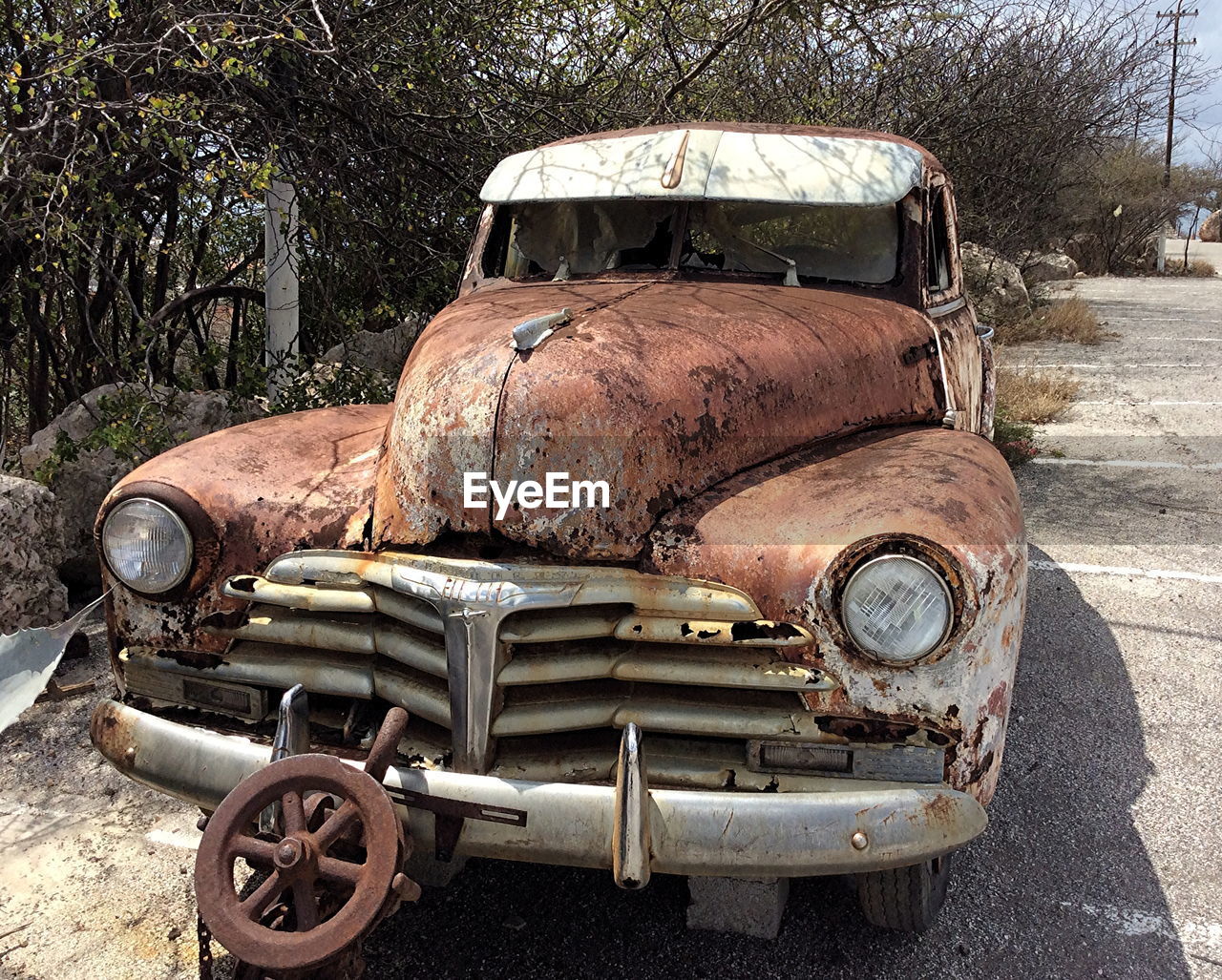 ABANDONED VINTAGE CAR PARKED ON METAL STRUCTURE