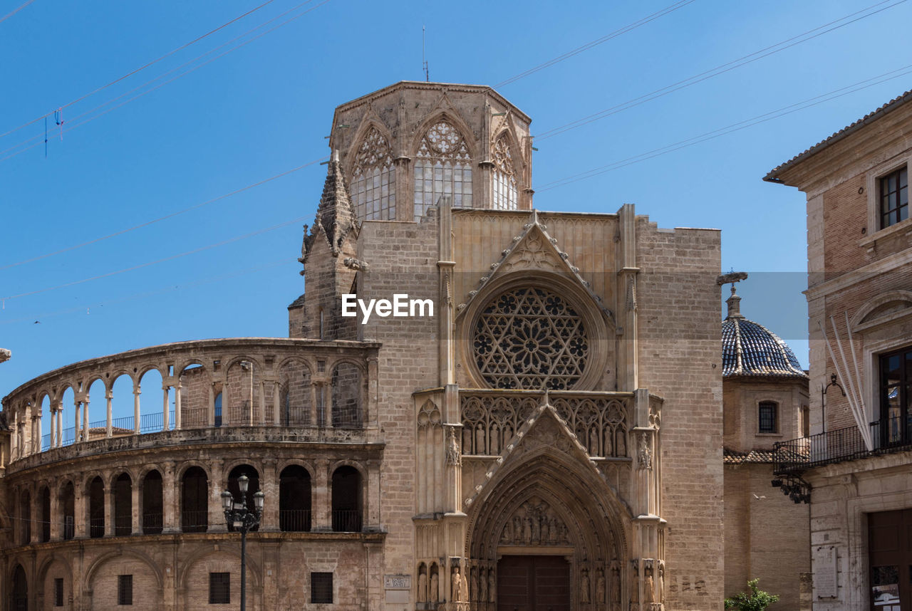 architecture, built structure, building exterior, travel destinations, landmark, religion, history, travel, sky, the past, place of worship, arch, city, tourism, building, nature, belief, worship, facade, spirituality, blue, clear sky, ancient history, outdoors, day, sunny, tower