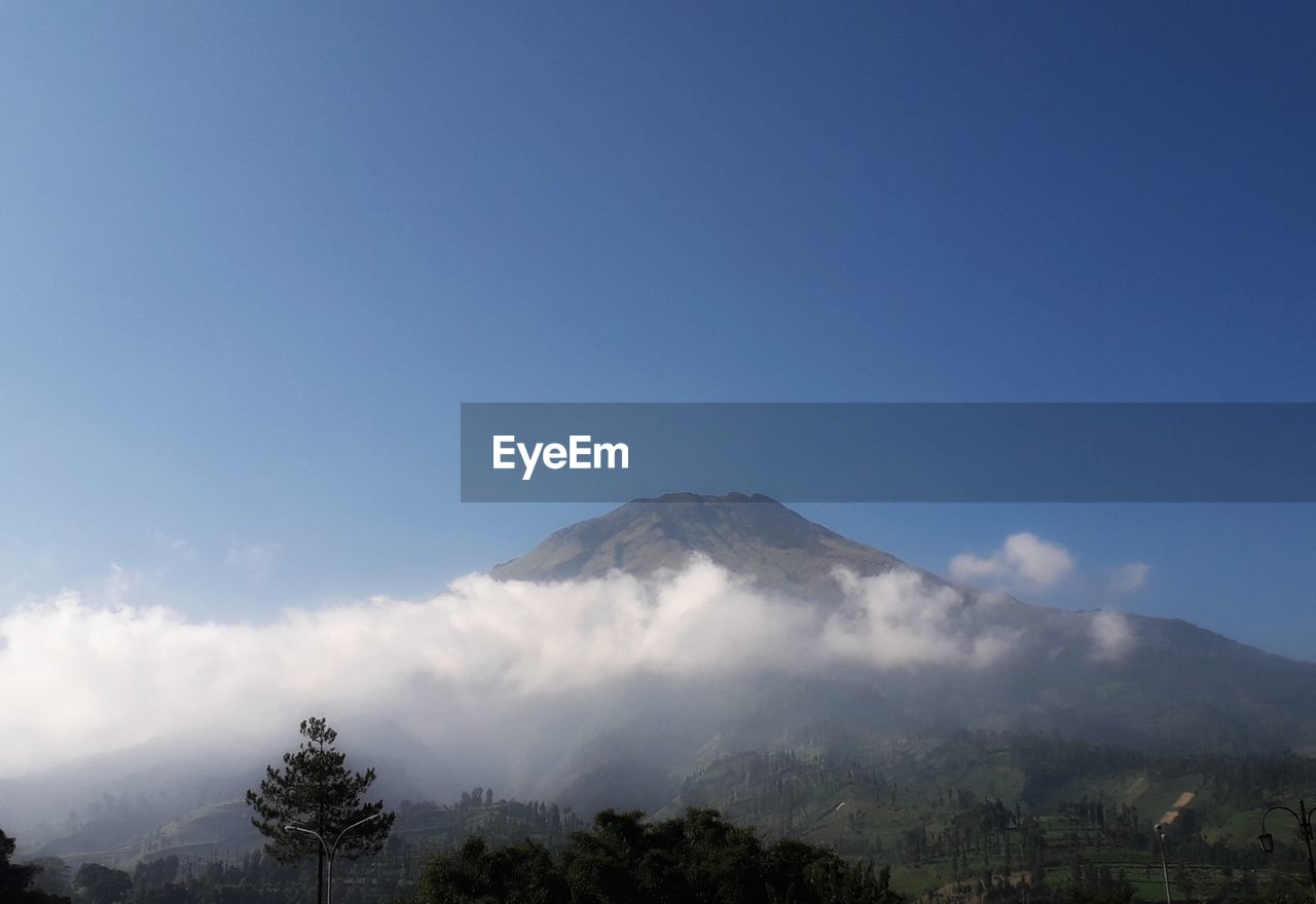 VIEW OF VOLCANIC MOUNTAIN AGAINST SKY