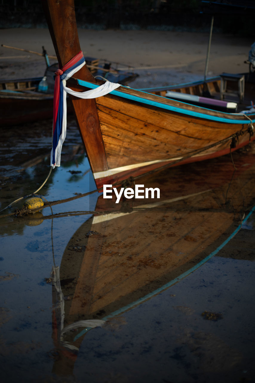 HIGH ANGLE VIEW OF SAILBOAT MOORED AT BEACH