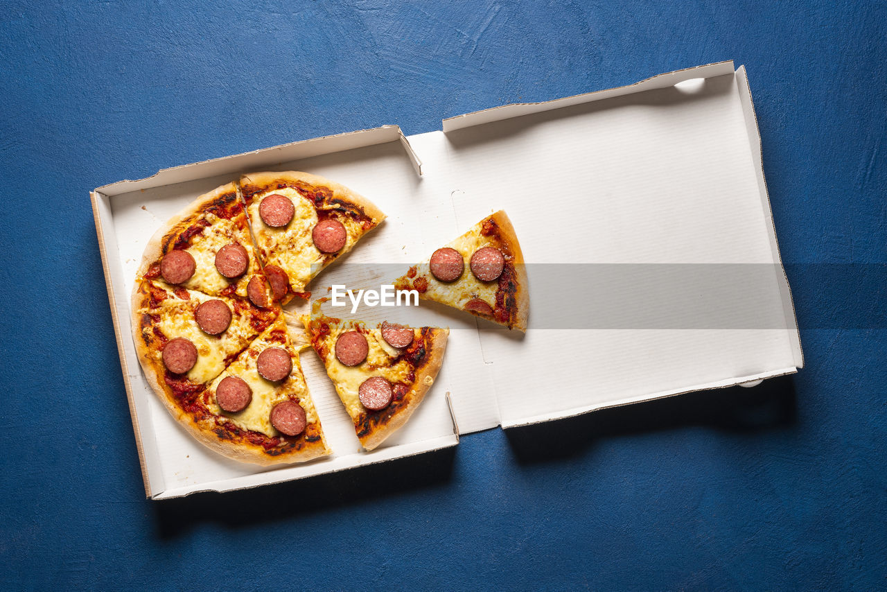 HIGH ANGLE VIEW OF PIZZA ON PLATE