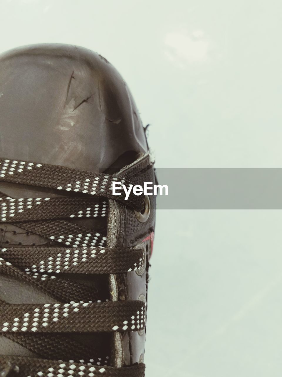 CLOSE UP VIEW OF OBJECT