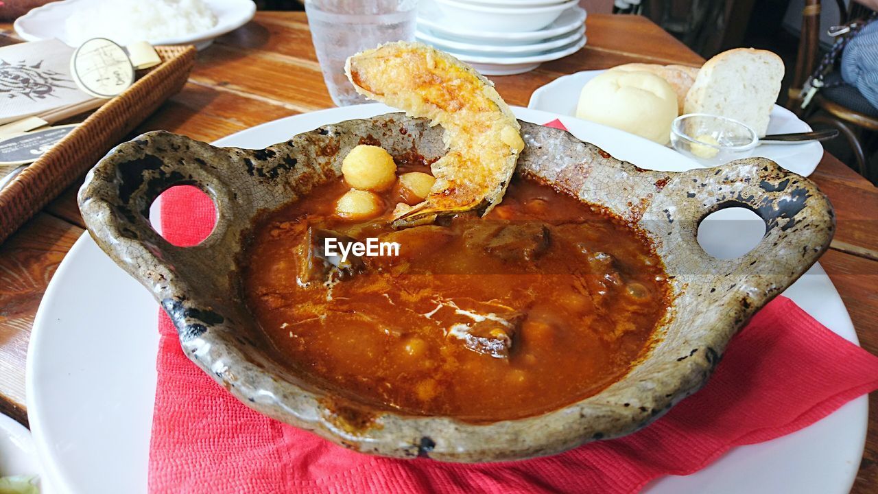 HIGH ANGLE VIEW OF BREAKFAST ON TABLE