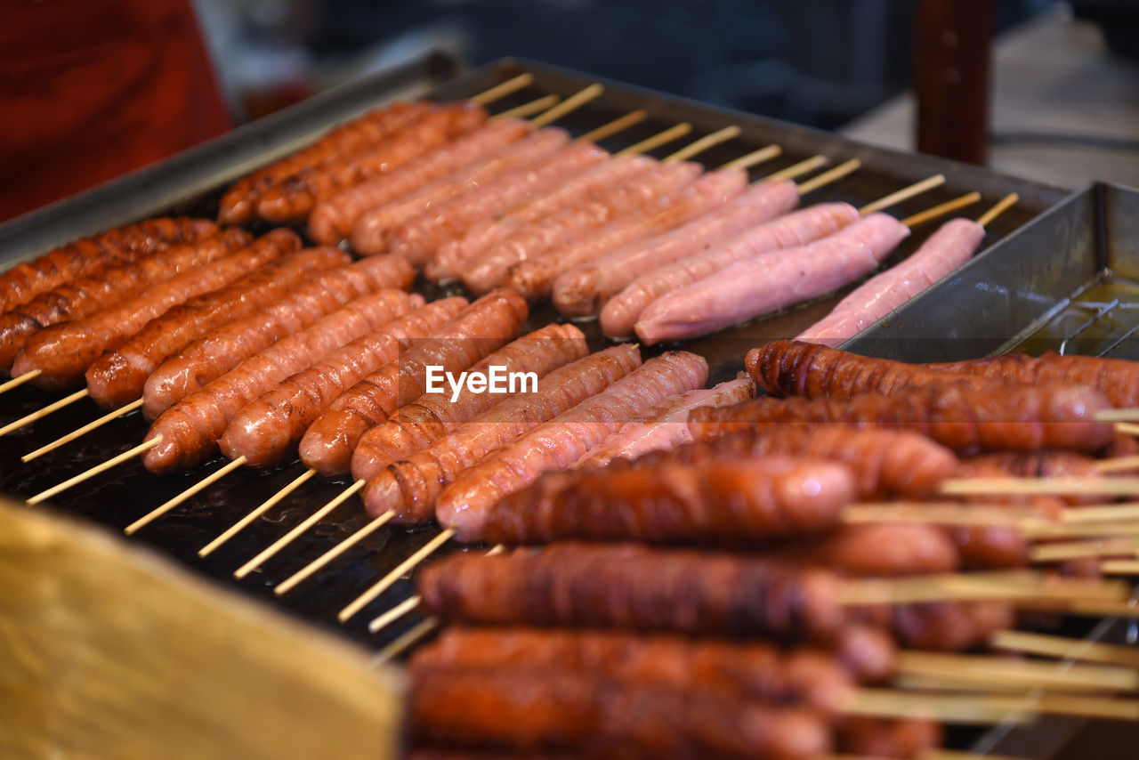 HIGH ANGLE VIEW OF BARBECUE GRILL